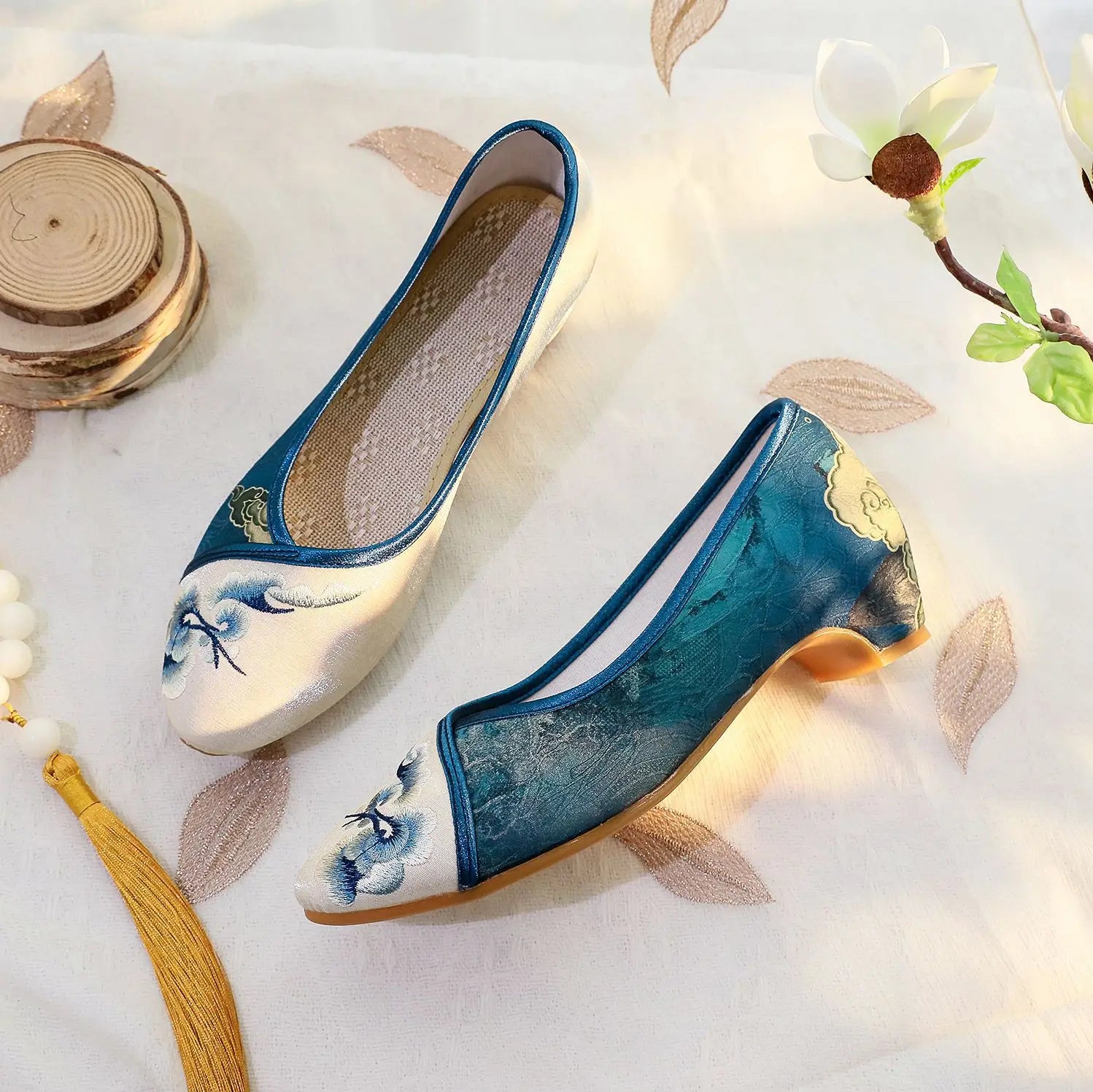 Size 35-40 Summer Old Beijing Cloth Shoes Cheongsam Pointed Toe Women Shoes Ethnic Style Embroidered Shoes